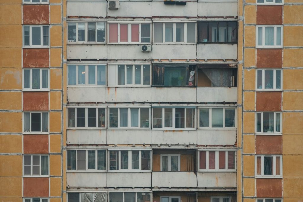 Régi panel csőrendszer felújítása: panelház homlokzata